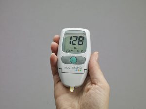 diabetes monitor with the numbers 128 on the screen
